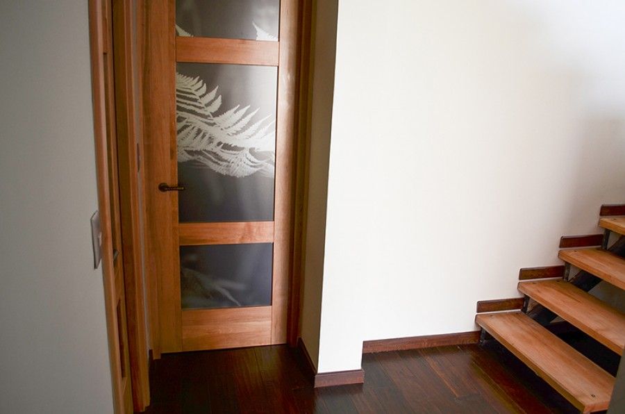 Puerta modelo Génova, línea Campestre, y piso escalera en madera de Lenga Ignisterra S.A. Puertas y ventanas de estilo rústico Madera Acabado en madera