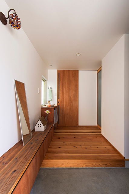 生駒の家３－bump house－, 祐建築設計事務所 祐建築設計事務所 Modern corridor, hallway & stairs
