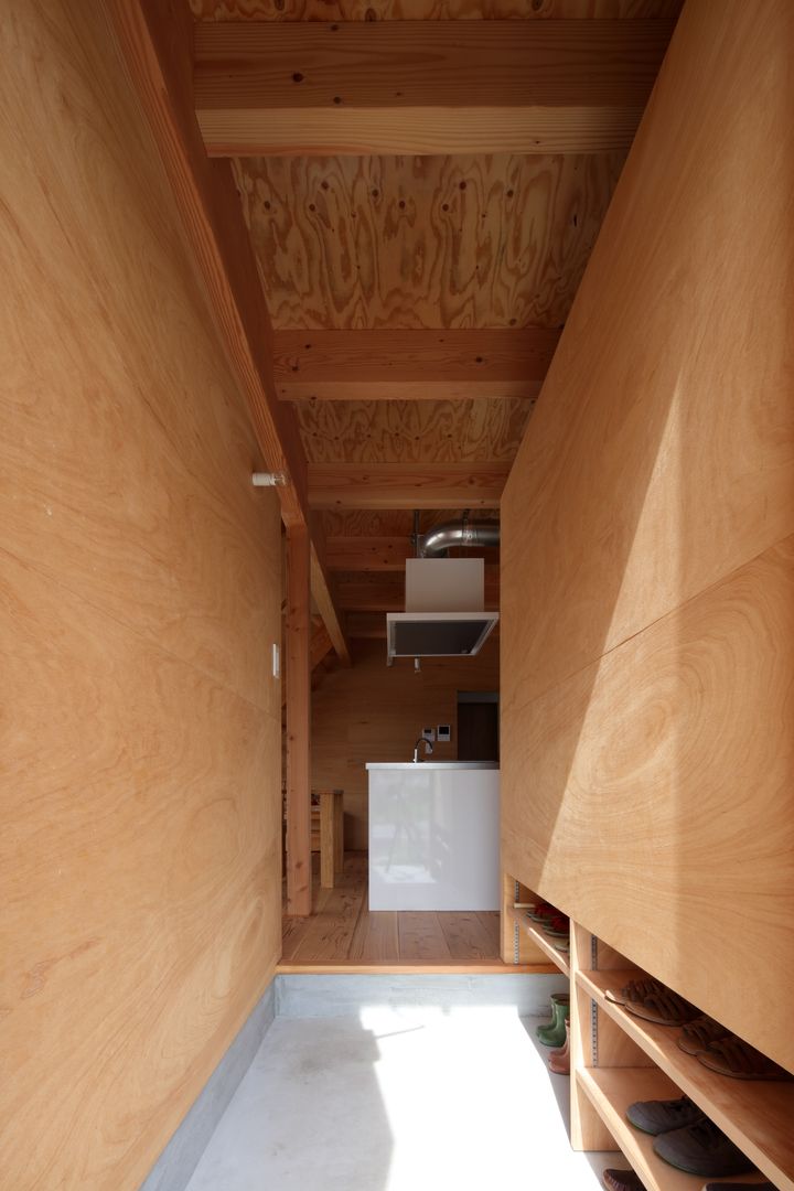 上平良の家, TENK TENK Ingresso, Corridoio & Scale in stile minimalista