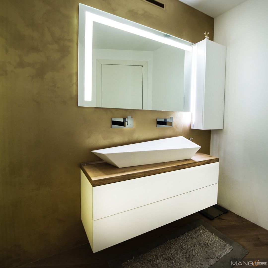 Ristrutturazione di un appartamento con arredi su misura, Mangodesign Mangodesign Modern bathroom