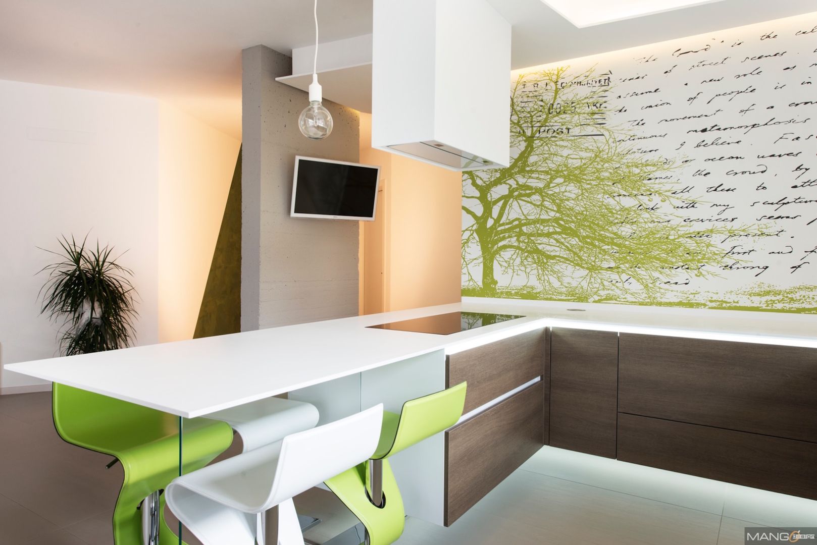 Ristrutturazione di un appartamento con arredi su misura, Mangodesign Mangodesign Modern kitchen