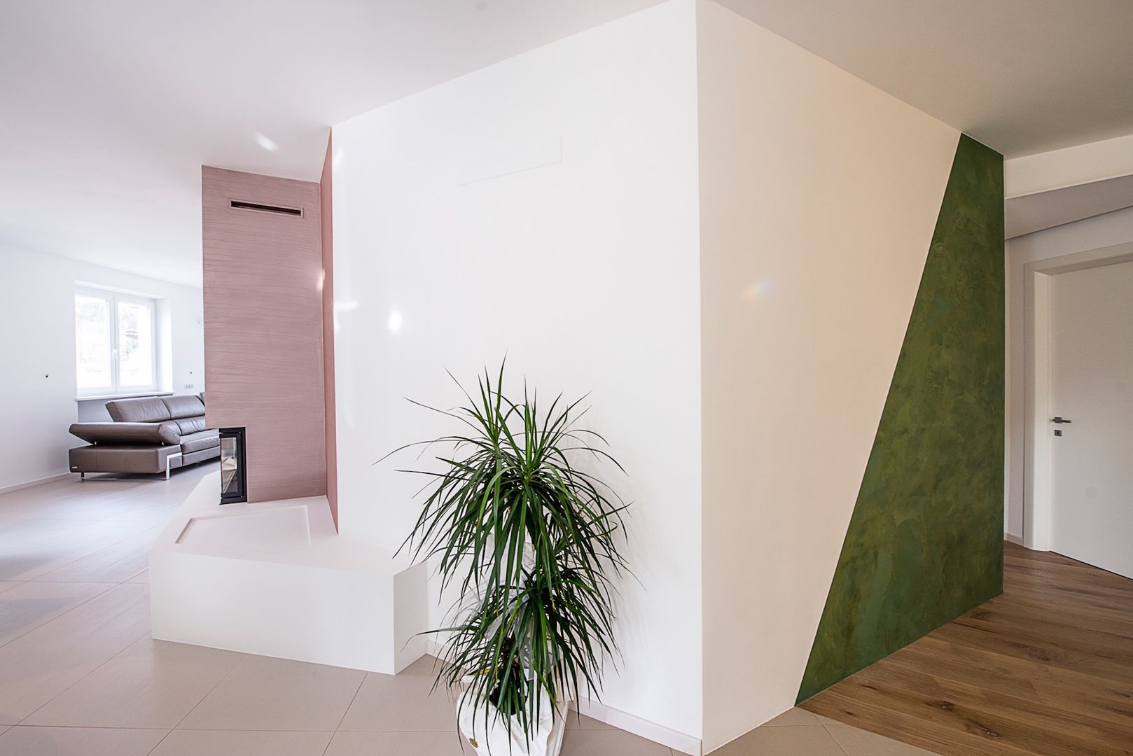 Ristrutturazione di un appartamento con arredi su misura, Mangodesign Mangodesign Modern corridor, hallway & stairs