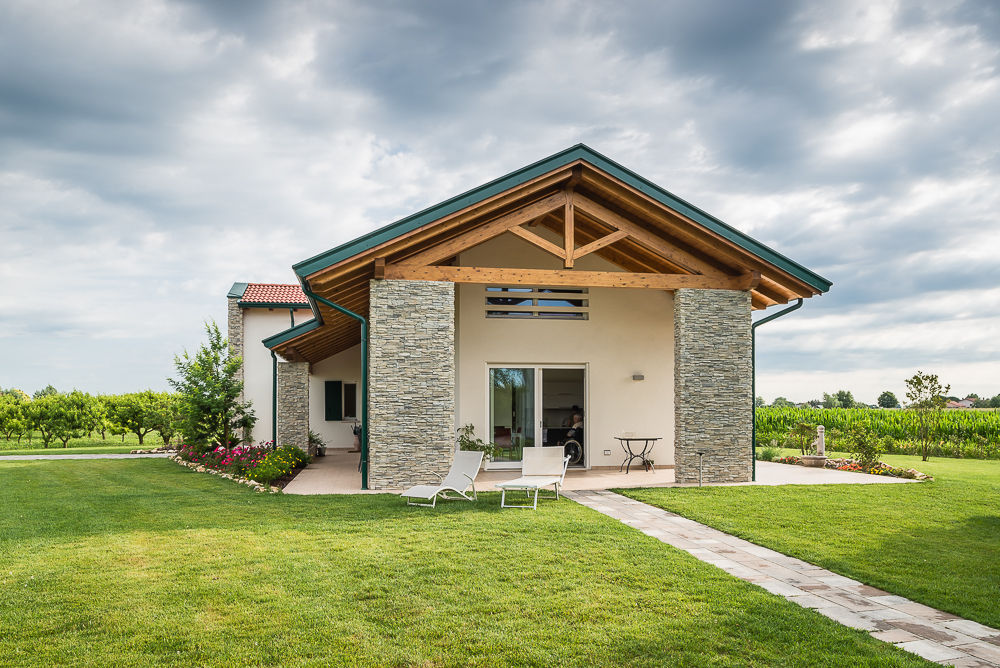 Una villa immersa nel verde, Woodbau Srl Woodbau Srl Casas unifamiliares Piedra