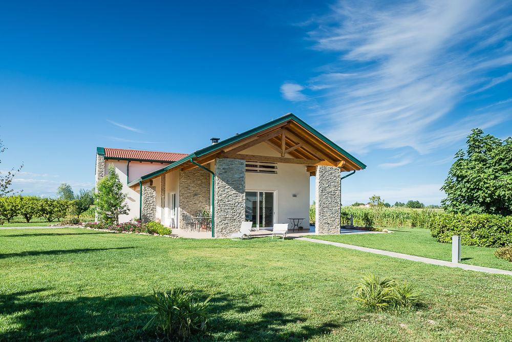 Una villa immersa nel verde, Woodbau Srl Woodbau Srl Casas de madera Madera Acabado en madera