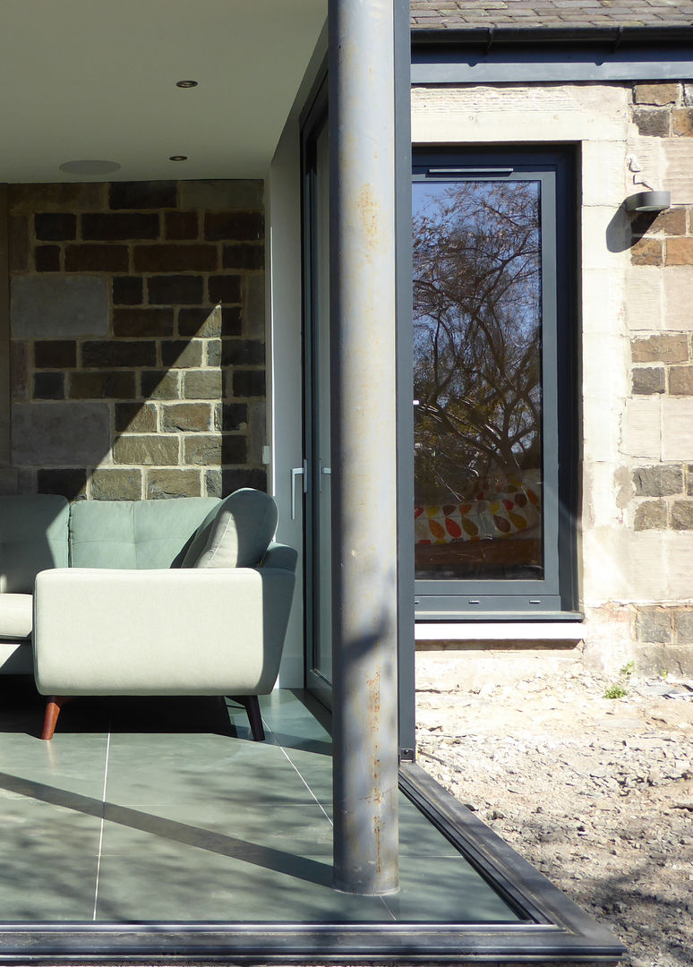 Sliding glass doors completely open the living/kitchen to the garden Woodside Parker Kirk Architects Дома в стиле модерн Стекло Glass corner detail,inside out,Sliding doors,Connecting to the garden,Outdoor living,Steel post,Grey soga,Alu-Clad windows