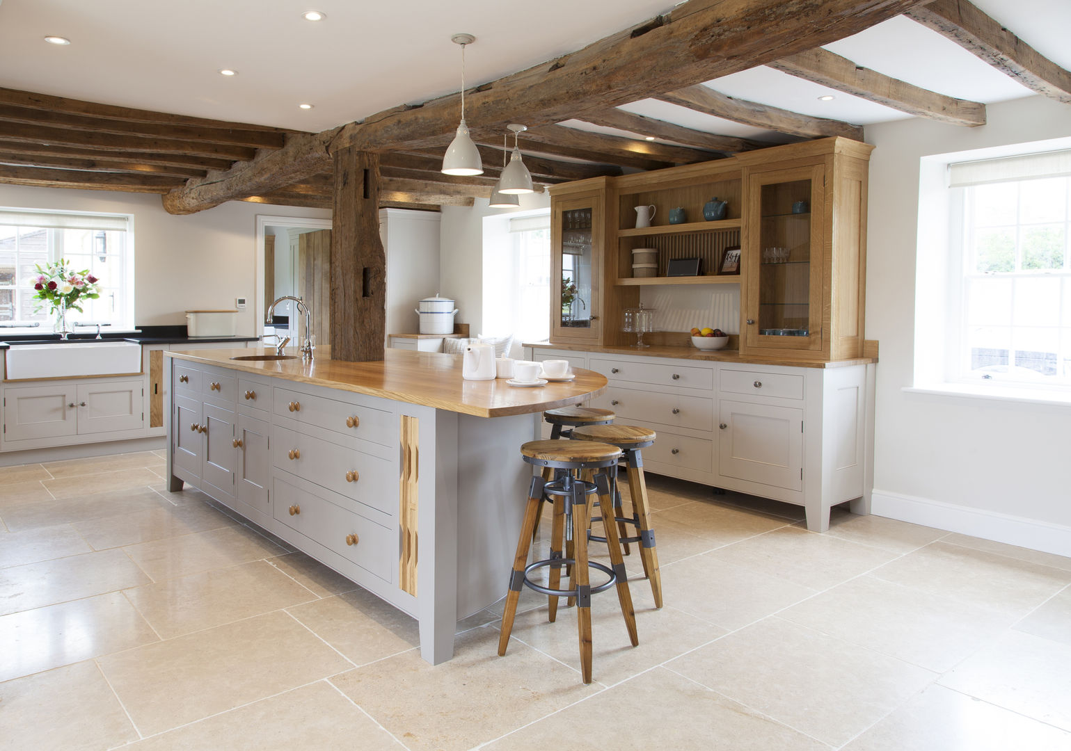 Old English - Bespoke kitchen project in Cambridgeshire Baker & Baker Cozinhas rústicas dresser,kitchen island,seating,tile flooring,beams,lighting
