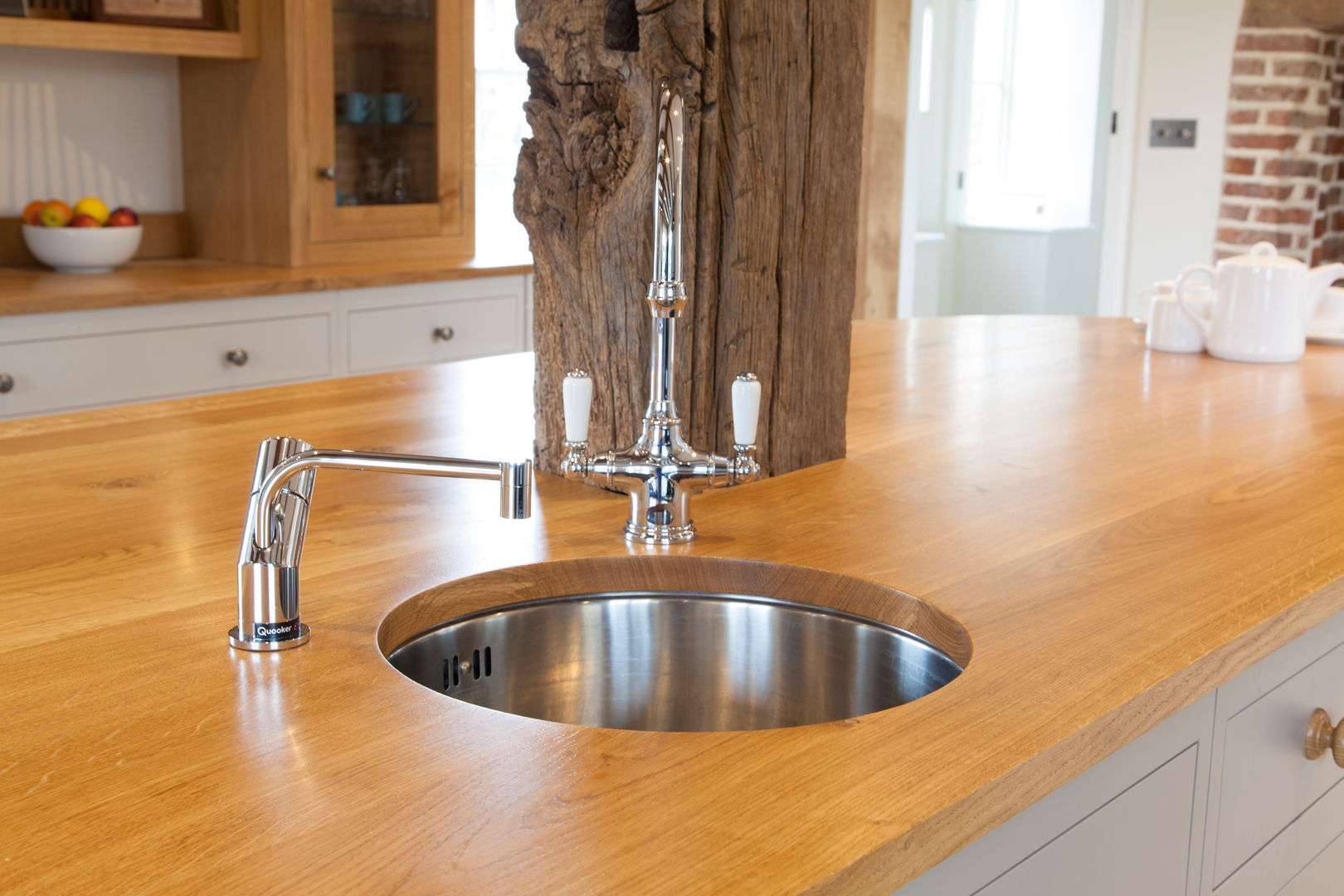 Old English - Bespoke kitchen project in Cambridgeshire Baker & Baker Nhà bếp phong cách mộc mạc prep sink,beams,oak worktop,kitchen cabinetry