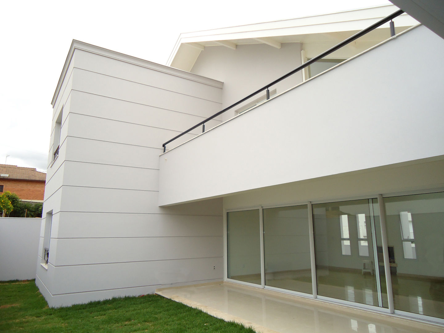 Casa NL, Lozí - Projeto e Obra Lozí - Projeto e Obra Balkon, Beranda & Teras Modern