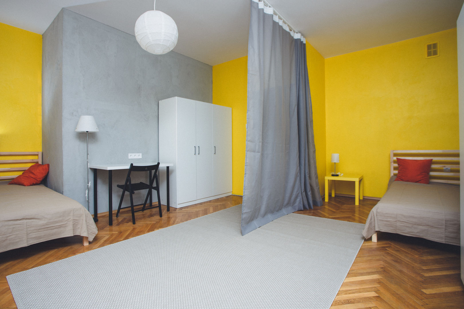 yellow room Kraupe Studio Industrialna sypialnia