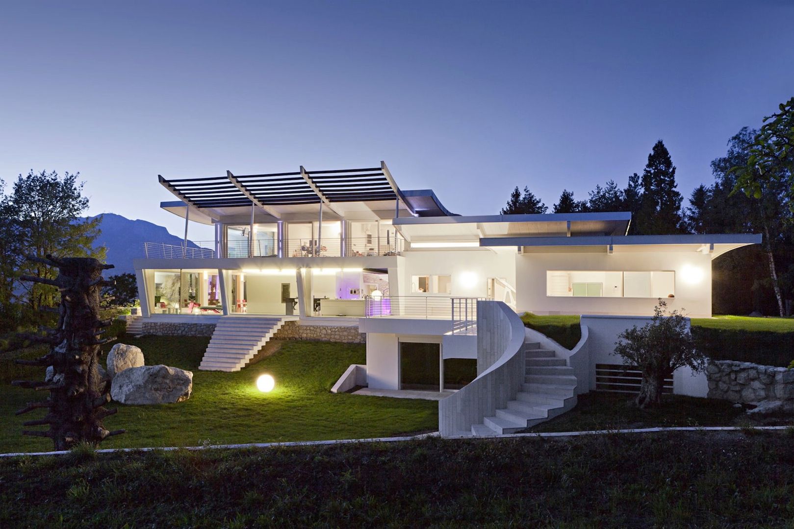 Villa in collina, Mangodesign Mangodesign Casas modernas
