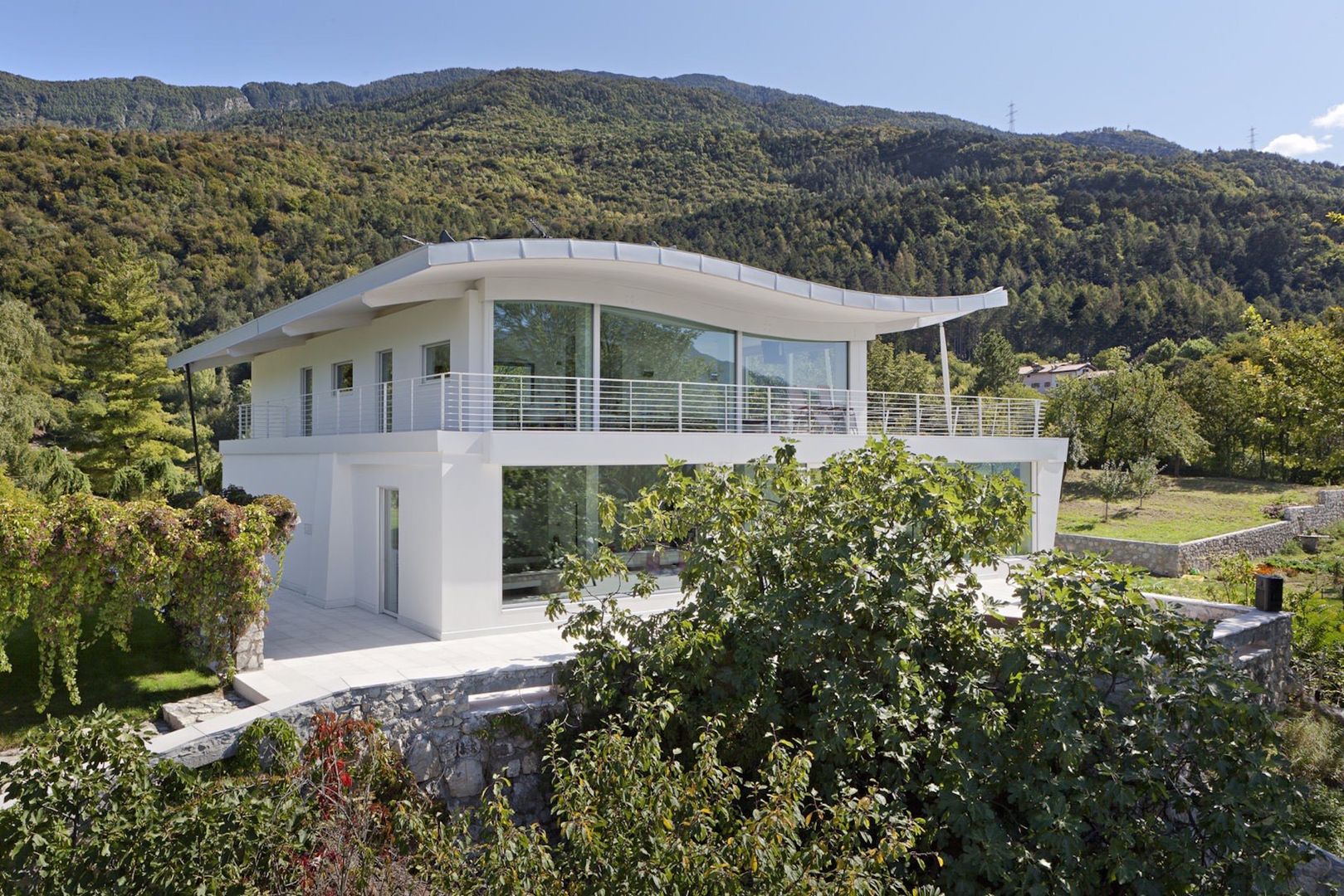 Villa in collina, Mangodesign Mangodesign Casas modernas