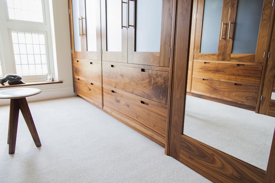 Dressing room - Fitted walnut wood cabinetry Baker & Baker Moderne Schlafzimmer wardrobes,mirrors,drawers,dressing room