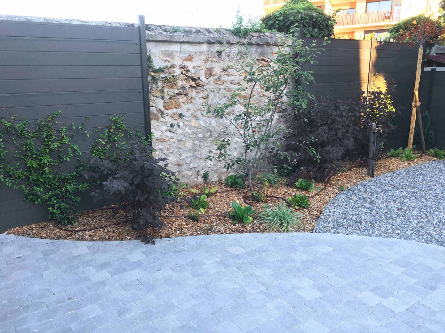 homify Modern garden Stone