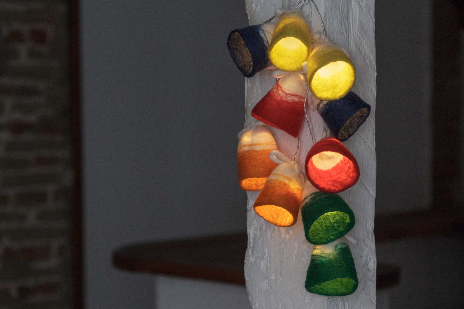 Garland string lights homify Quarto infantil escandinavo Lã Laranja Acessórios e Decoração