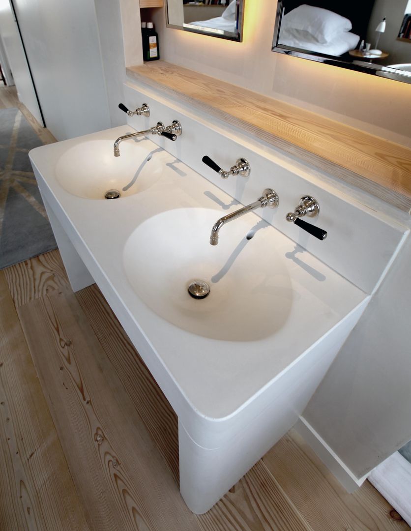 White Concrete / Marble Sink Forma Studios Baños de estilo minimalista Mármol Lavamanos