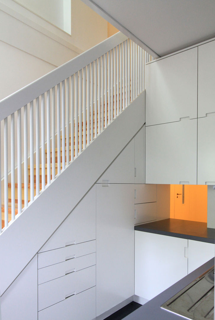 new stairs - connection between the two floors and kitchen furniture at the same time brandt+simon architekten Modern kitchen