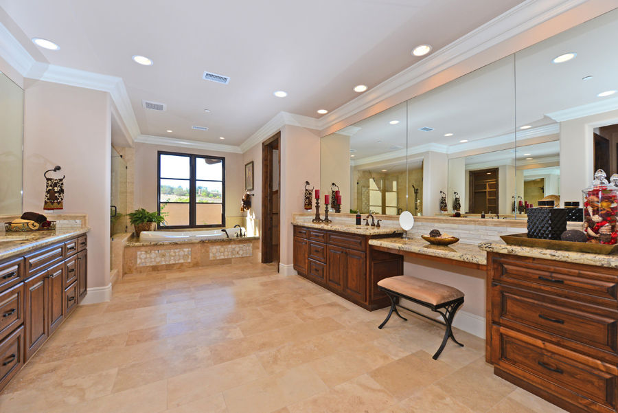 Santaluz Vacant Staged to Sell, Home Staging by Metamorphysis Home Staging by Metamorphysis Mediterranean style bathroom