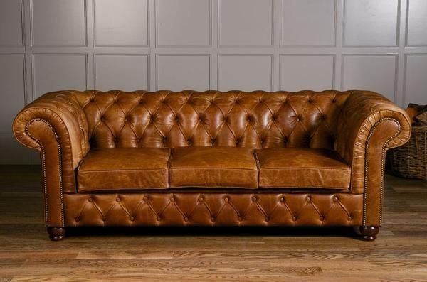 Birley Brown Leather Chesterfield Sofa Modish Living ラスティックデザインの リビング 革 灰色 ソファー＆アームチェア