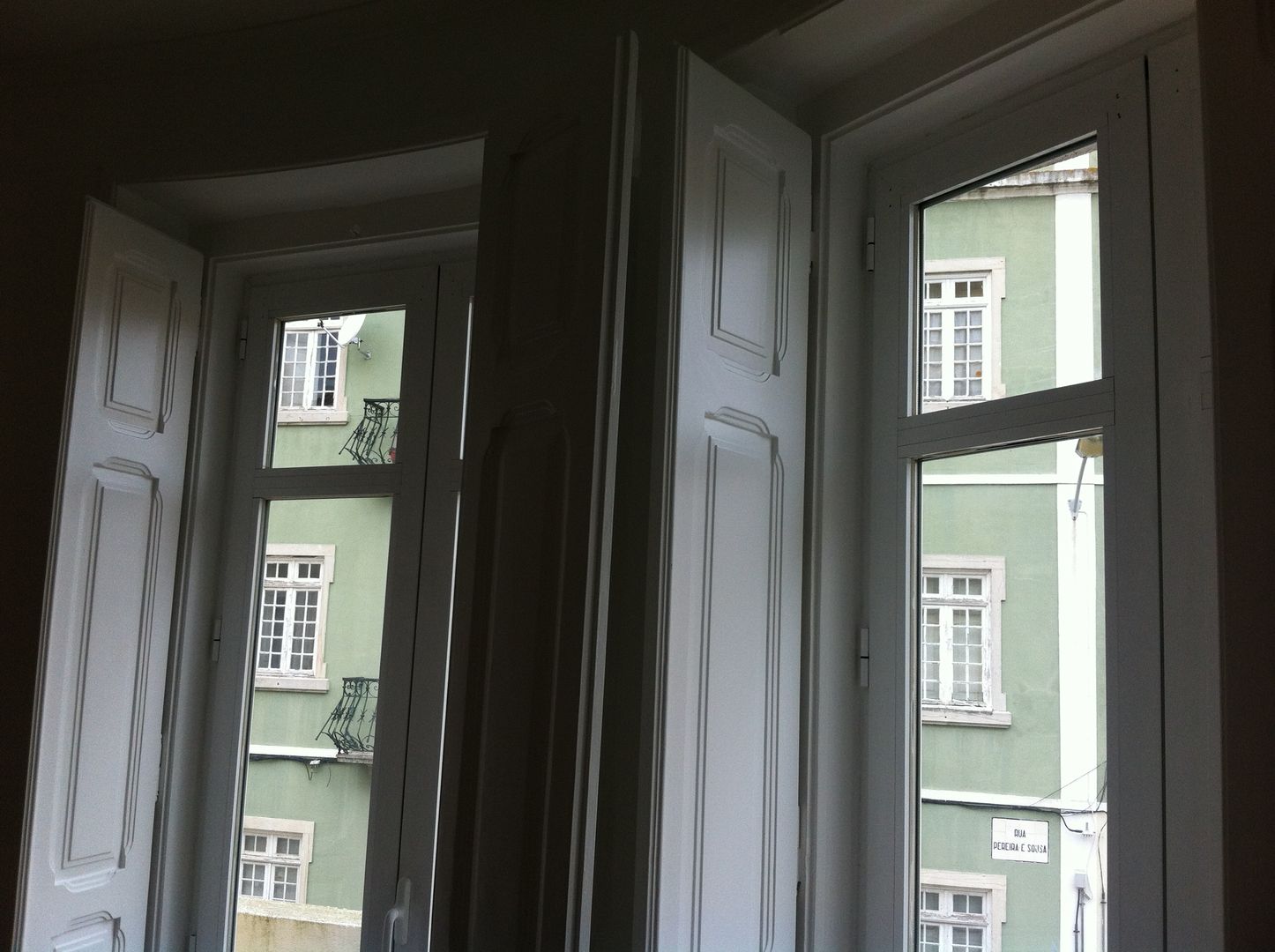 Reabilitação_ Apartamento, Campo de Ourique, Lisboa, mube arquitectura mube arquitectura ห้องนั่งเล่น