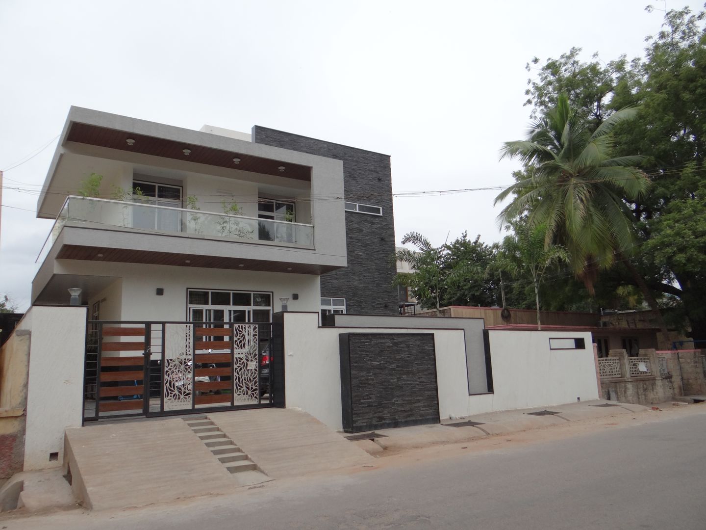 homify Rumah Modern Granit