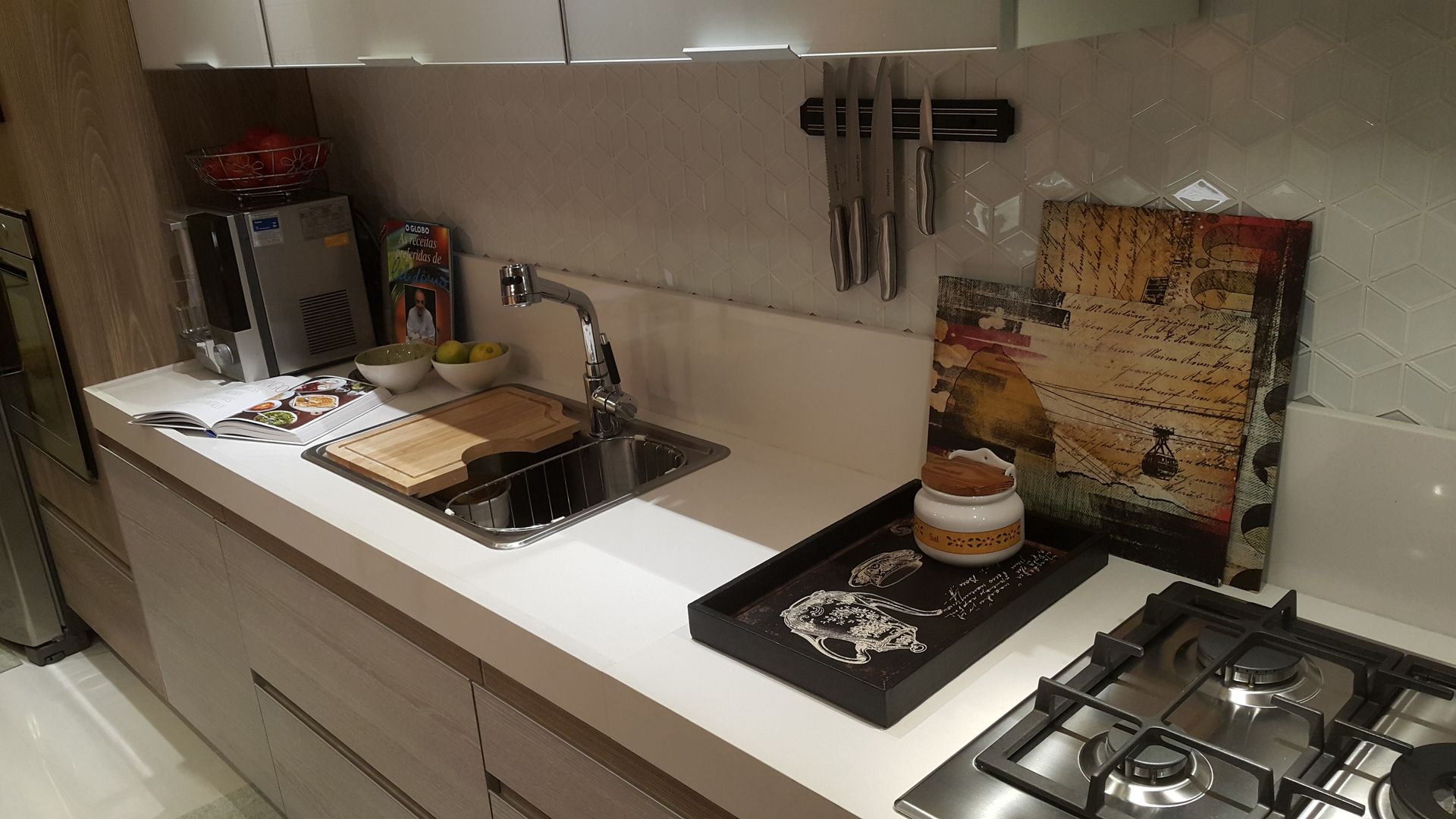 Uma cozinha linear com muito charme, funcionalidade e sofisticação., Lucio Nocito Arquitetura e Design de Interiores Lucio Nocito Arquitetura e Design de Interiores Modern kitchen Marble