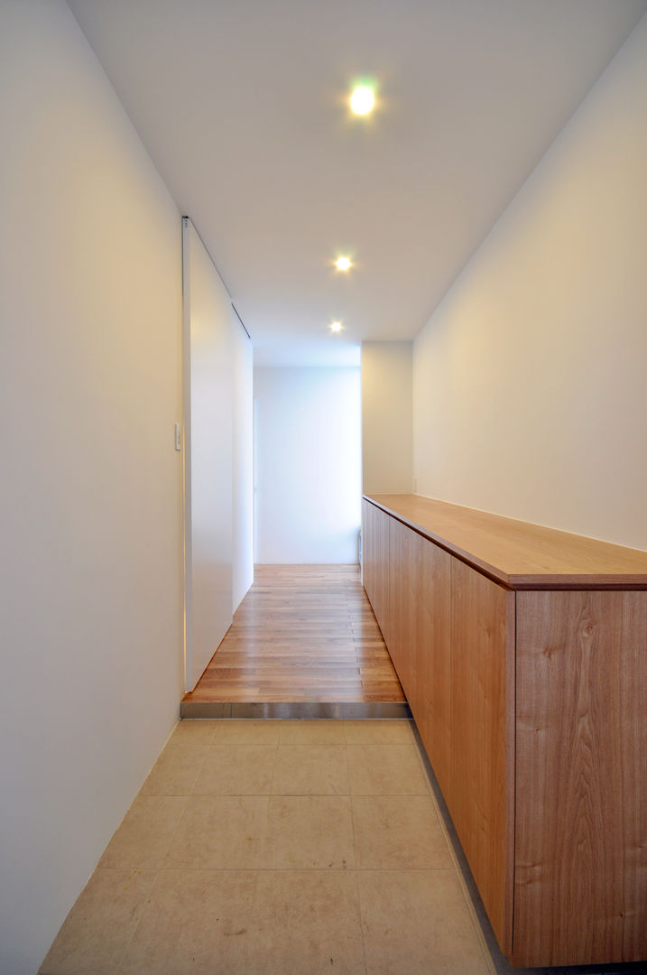 UHR-HOUSE, 門一級建築士事務所 門一級建築士事務所 Modern Corridor, Hallway and Staircase Limestone