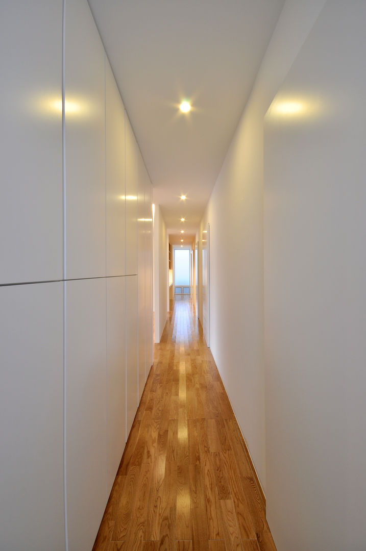 UHR-HOUSE, 門一級建築士事務所 門一級建築士事務所 Modern Corridor, Hallway and Staircase Wood Wood effect