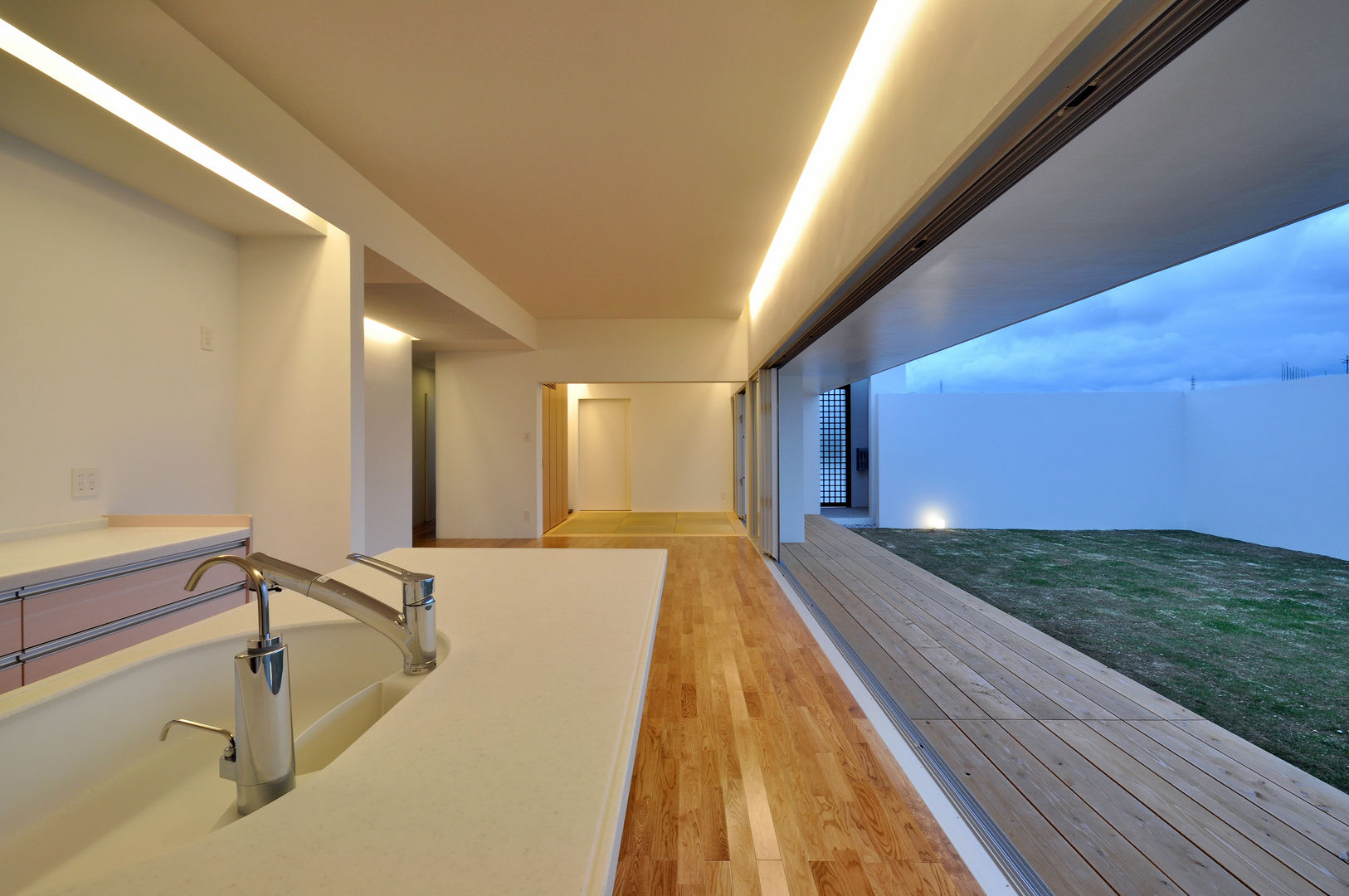 UHR-HOUSE, 門一級建築士事務所 門一級建築士事務所 Cocinas modernas: Ideas, imágenes y decoración Madera Acabado en madera