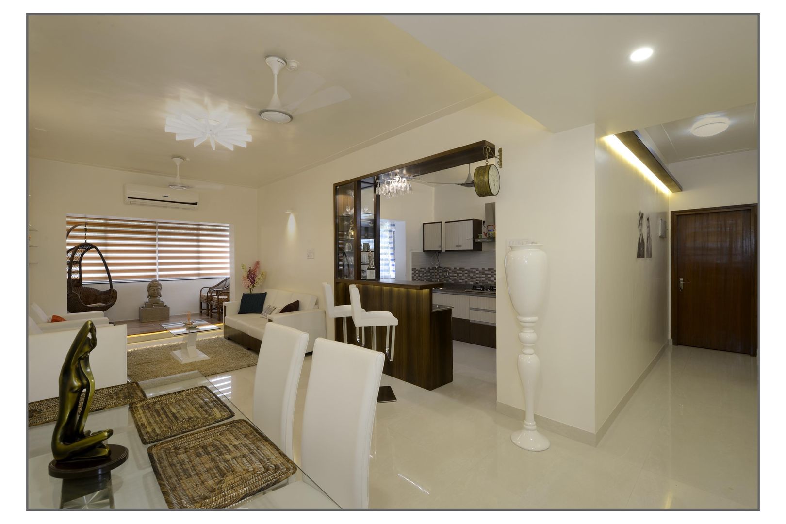 Residential Apartment on Bund Garden Road, Pune, Navmiti Designs Navmiti Designs Столовая комната в стиле модерн