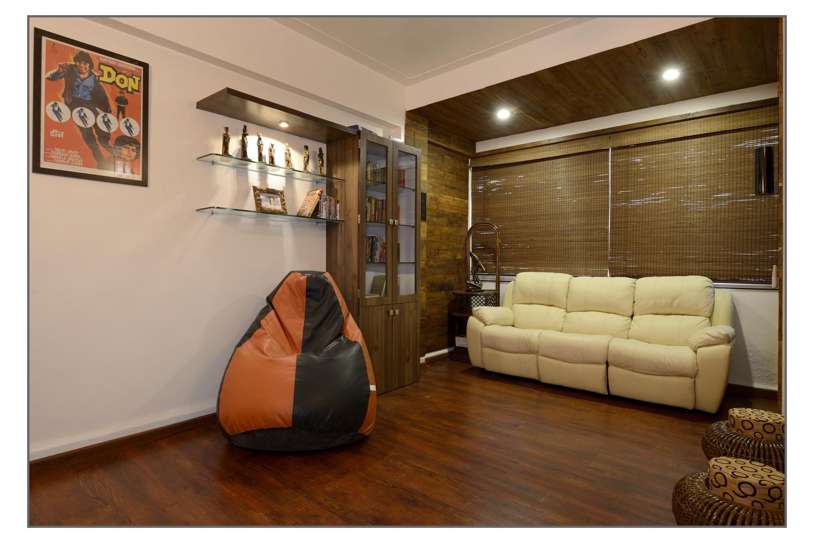 Residential Apartment on Bund Garden Road, Pune, Navmiti Designs Navmiti Designs Salas multimídia modernas