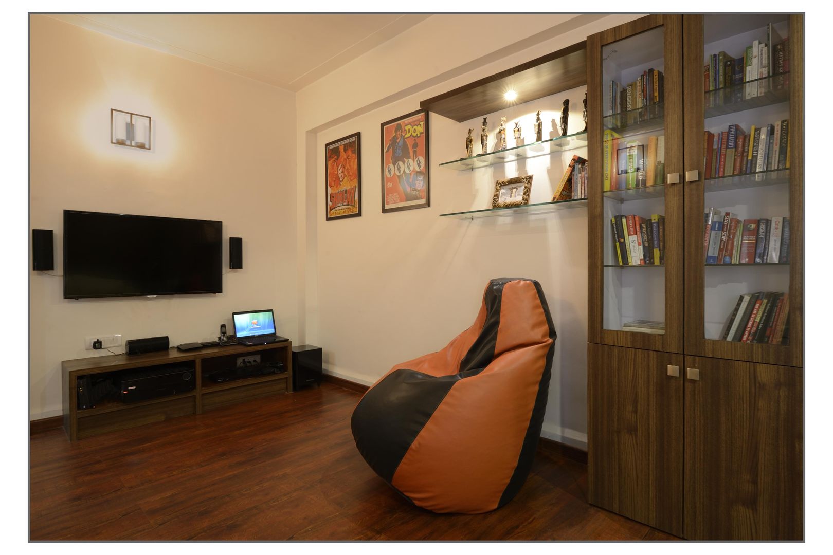 Residential Apartment on Bund Garden Road, Pune, Navmiti Designs Navmiti Designs غرف اخرى صور ولوحات