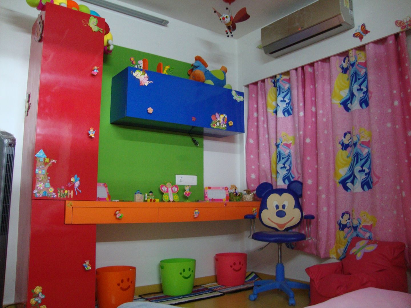 Kids Room, Takeaway Interiors Takeaway Interiors Modern nursery/kids room Property,Building,Toy,Interior design,Decoration,Wall,Shelving,Shelf,Wheel,Kindergarten