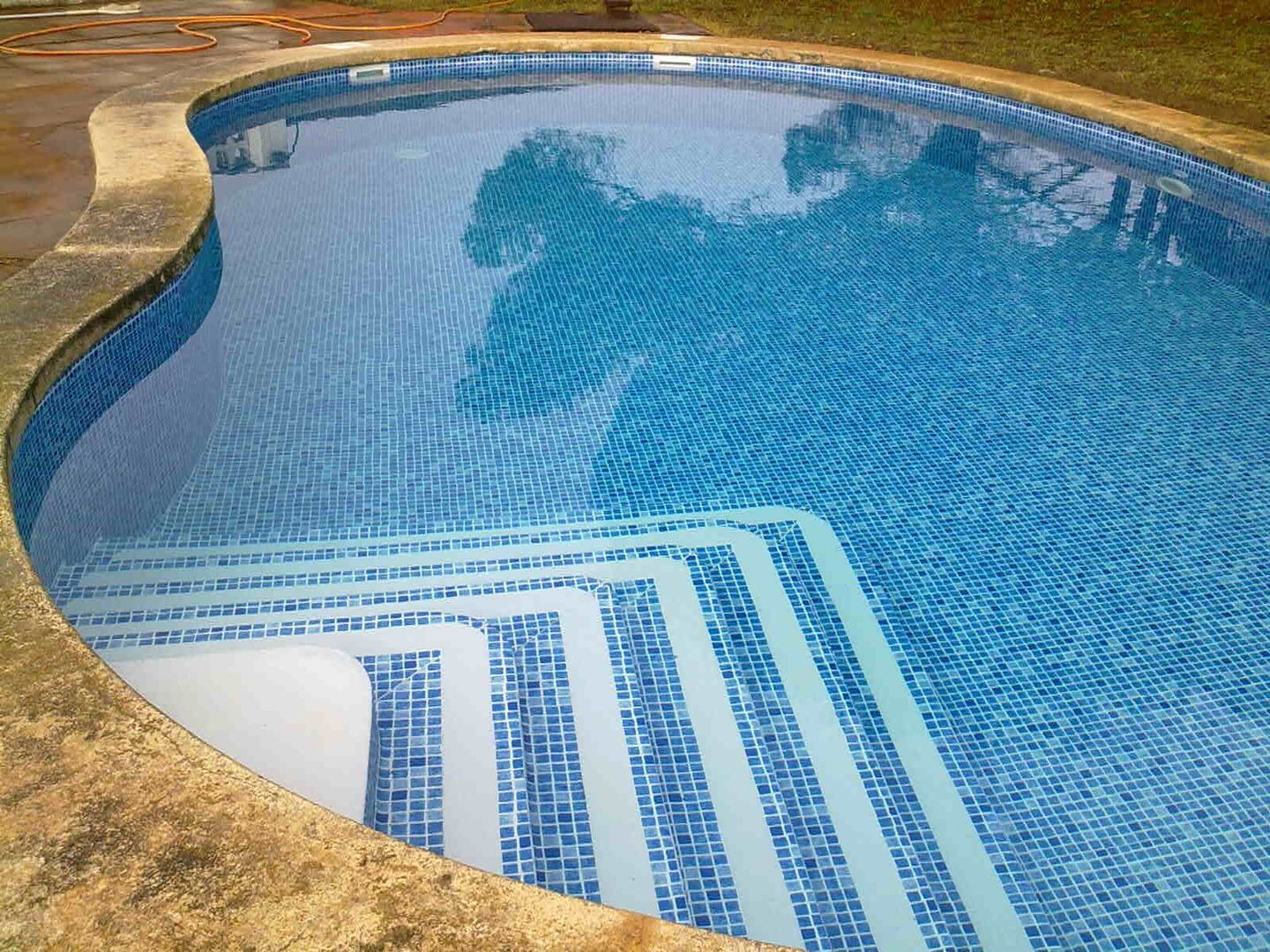 Piscina llena de agua y acabada Diaz Pools