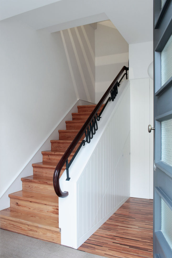 Casa rua Castro Matoso, Sónia Cruz - Arquitectura Sónia Cruz - Arquitectura Modern corridor, hallway & stairs Wood Wood effect