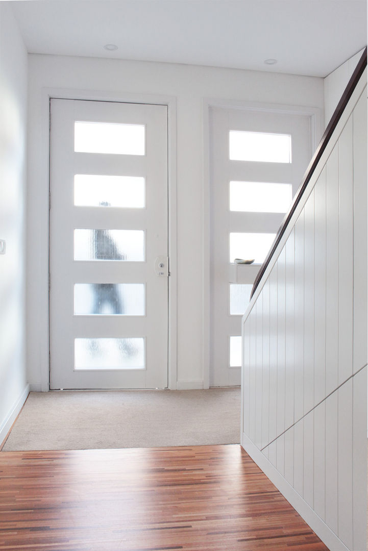 Casa rua Castro Matoso, Sónia Cruz - Arquitectura Sónia Cruz - Arquitectura Modern corridor, hallway & stairs Wood Wood effect