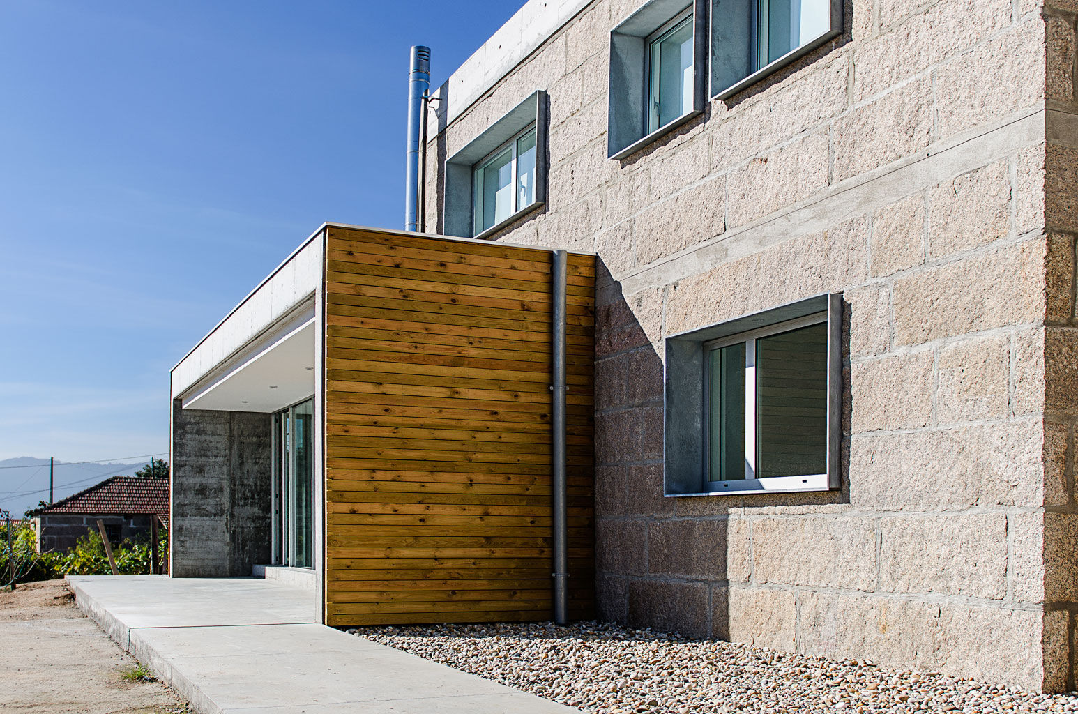 VIVIENDA UNIFAMILIAR EN ATIOS. O PORRIÑO, Fernández Luna Oficina de Arquitectura SCP Fernández Luna Oficina de Arquitectura SCP Industrial style houses