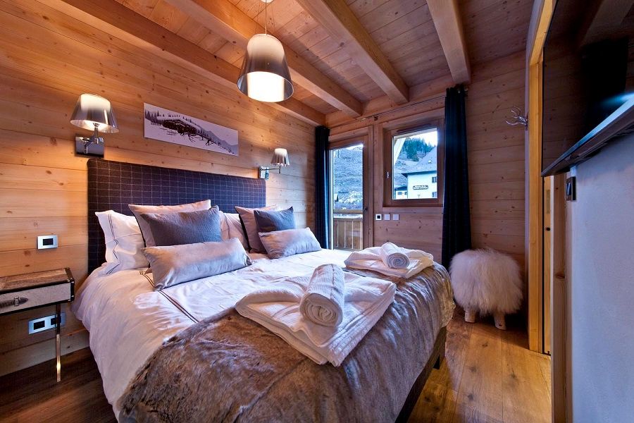 Ski Chalet Bedroom 2 David Village Lighting Спальня в стиле модерн Освещение