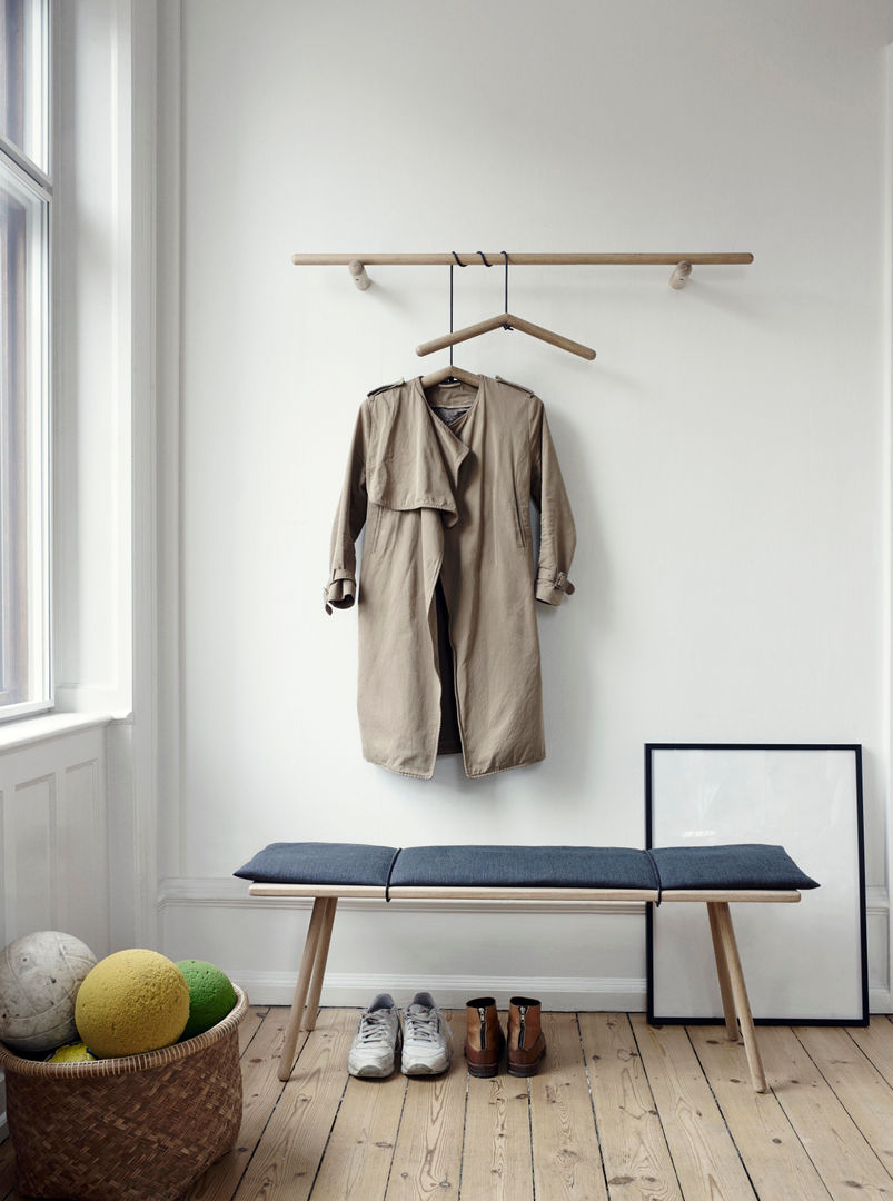 Schlicht trifft stilvoll: Garderoben im skandinavischen Design , HolzDesignPur HolzDesignPur Scandinavian style corridor, hallway& stairs Wood Wood effect Clothes hooks & stands