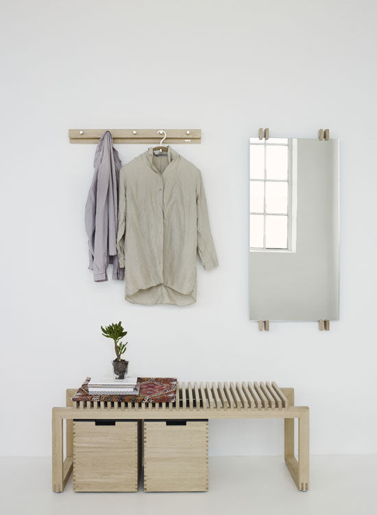 Schlicht trifft stilvoll: Garderoben im skandinavischen Design , HolzDesignPur HolzDesignPur Scandinavian style corridor, hallway& stairs لکڑی Wood effect Clothes hooks & stands