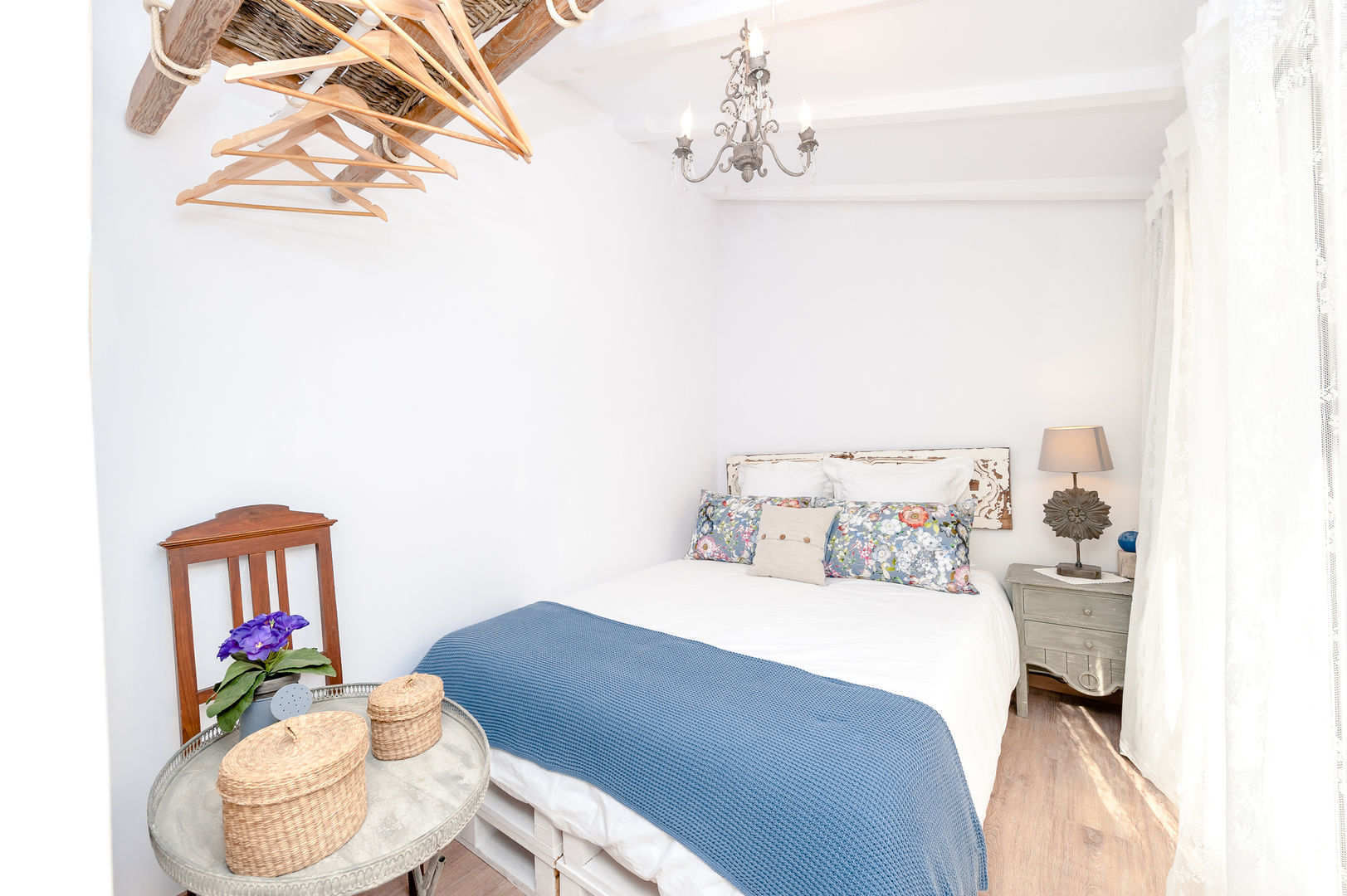Um apartamento com um toque descontraído de campo em plena cidade., alma portuguesa alma portuguesa غرفة نوم