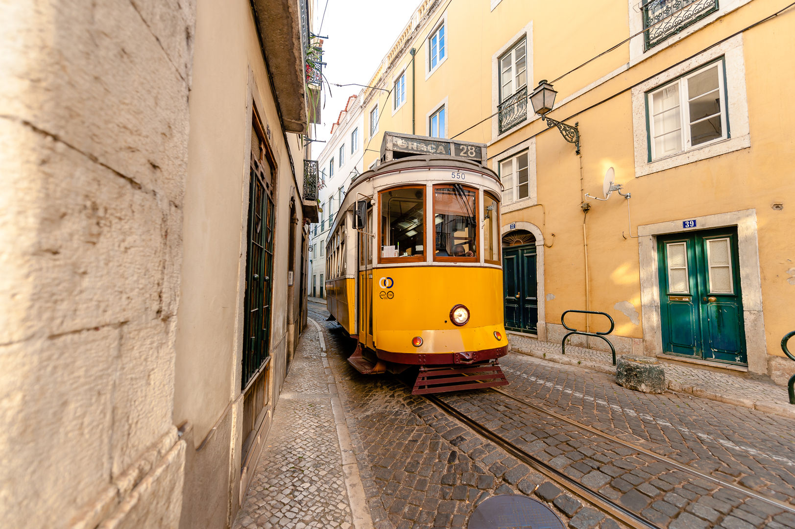 Um apartamento com um toque descontraído de campo em plena cidade., alma portuguesa alma portuguesa Landelijke huizen