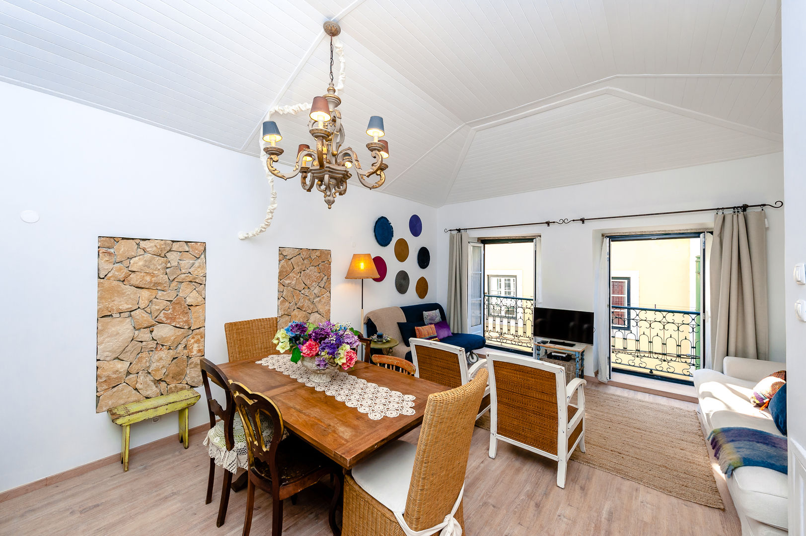 Um apartamento com um toque descontraído de campo em plena cidade., alma portuguesa alma portuguesa Country style living room