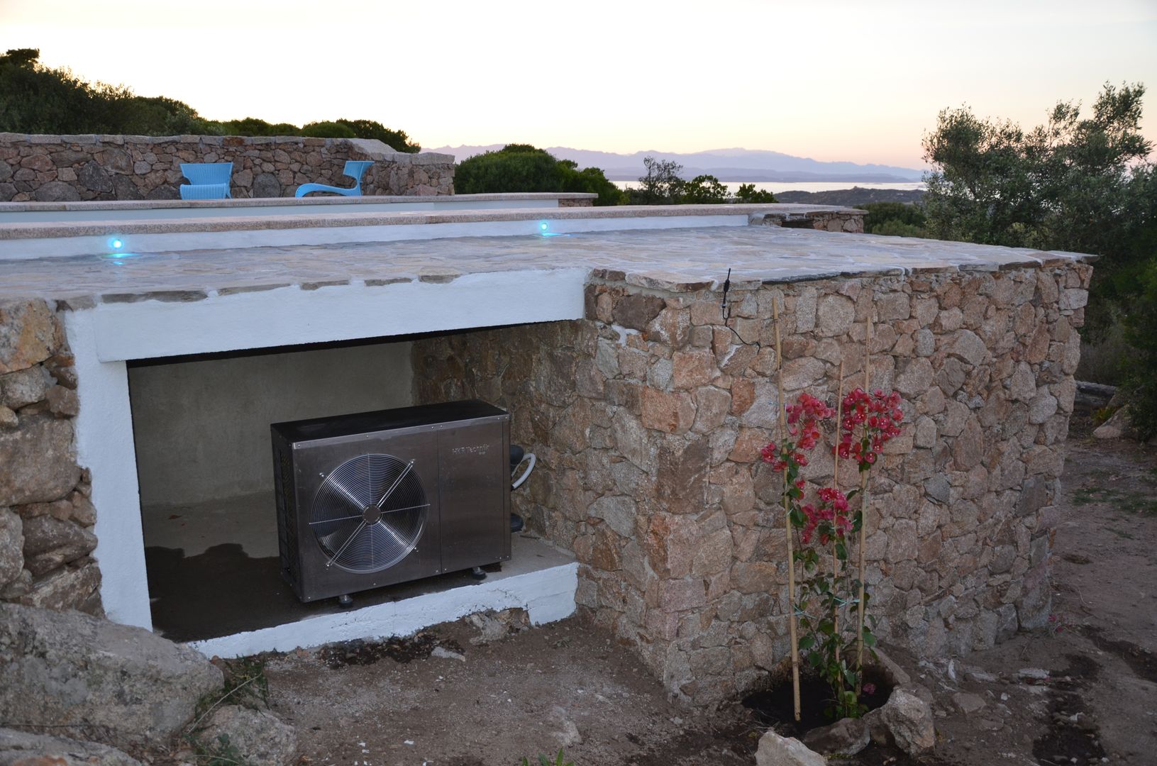 Ein Pool geht auf die Reise - Deutsche Wertarbeit in Sardinien, Hesselbach GmbH Hesselbach GmbH Piscinas mediterrânicas