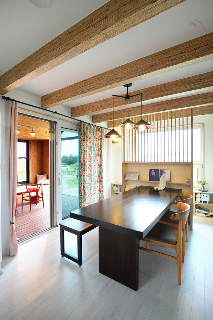 장성 - 세아이가 있는 하얀집, 주택설계전문 디자인그룹 홈스타일토토 주택설계전문 디자인그룹 홈스타일토토 Modern dining room Wood Wood effect
