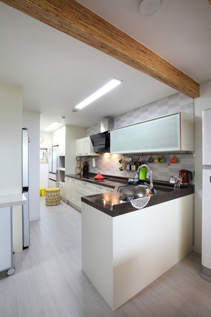장성 - 세아이가 있는 하얀집, 주택설계전문 디자인그룹 홈스타일토토 주택설계전문 디자인그룹 홈스타일토토 Moderne Küchen Fliesen