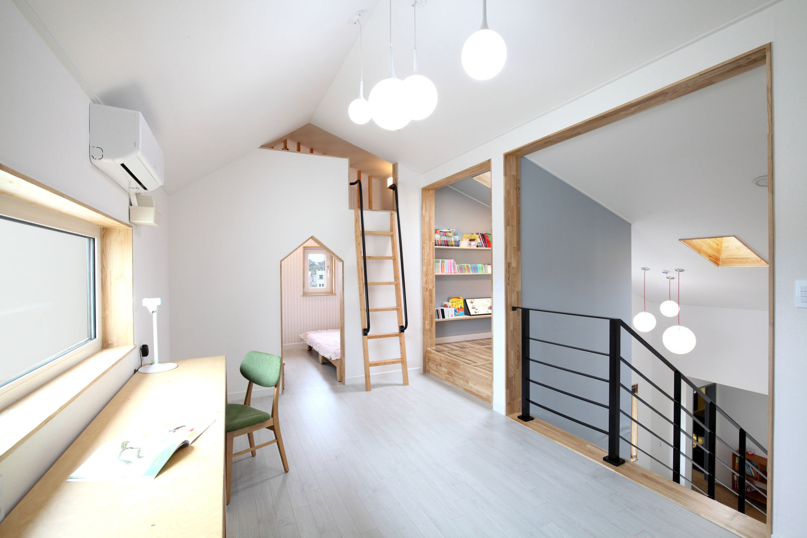 장성 - 세아이가 있는 하얀집, 주택설계전문 디자인그룹 홈스타일토토 주택설계전문 디자인그룹 홈스타일토토 モダンデザインの 子供部屋 合板（チップボード）