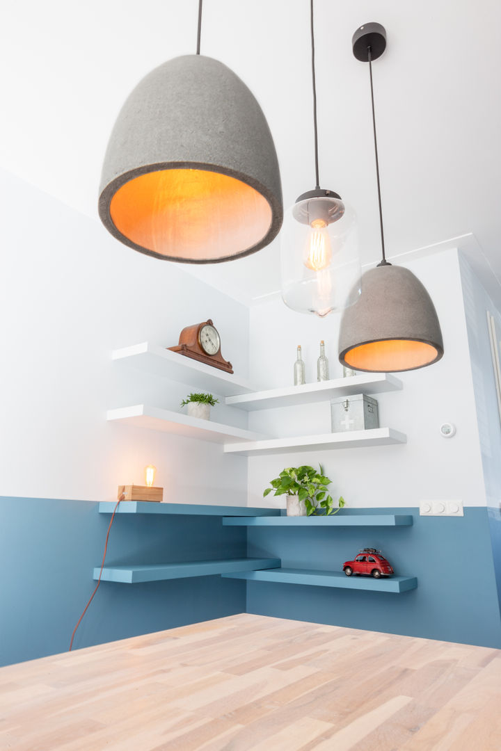 Moderne gezinswoning met stoere industriële elementen Aangenaam Interieuradvies Moderne woonkamers Tafel,Meubilair,Plant,Oranje,Verlichting,Hout,Interieur ontwerp,Lamp,rekken,Grijs