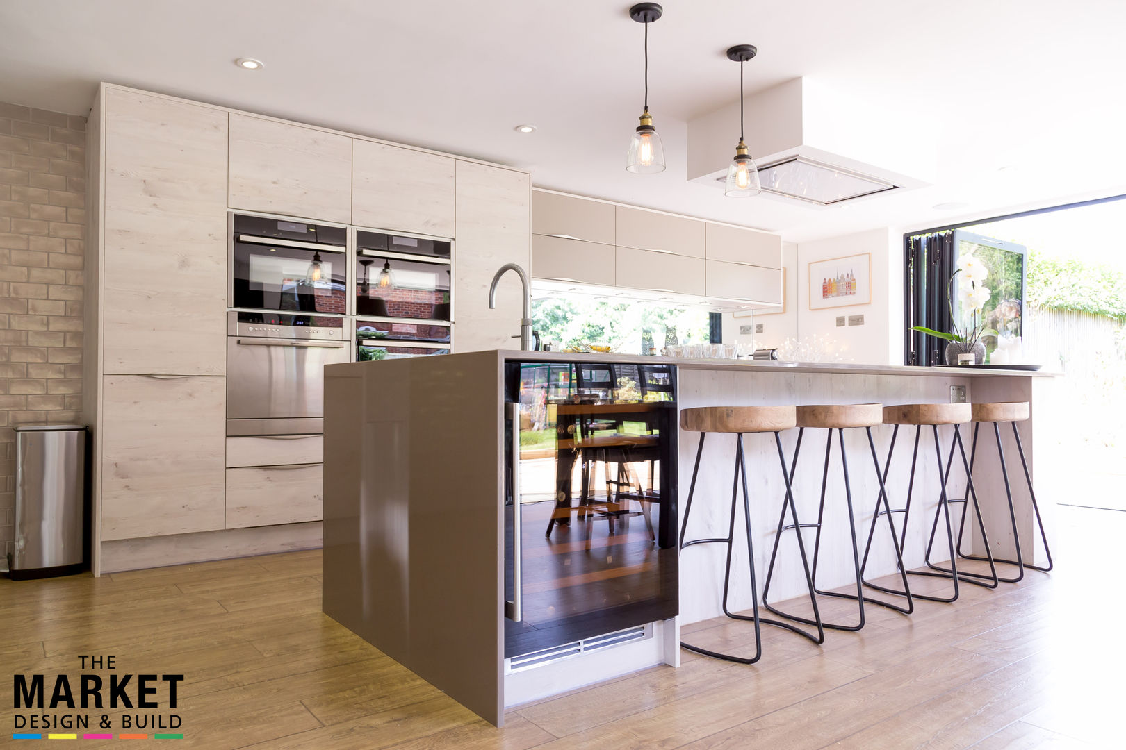 Bright, modern & spacious family kitchen area The Market Design & Build Modern kitchen