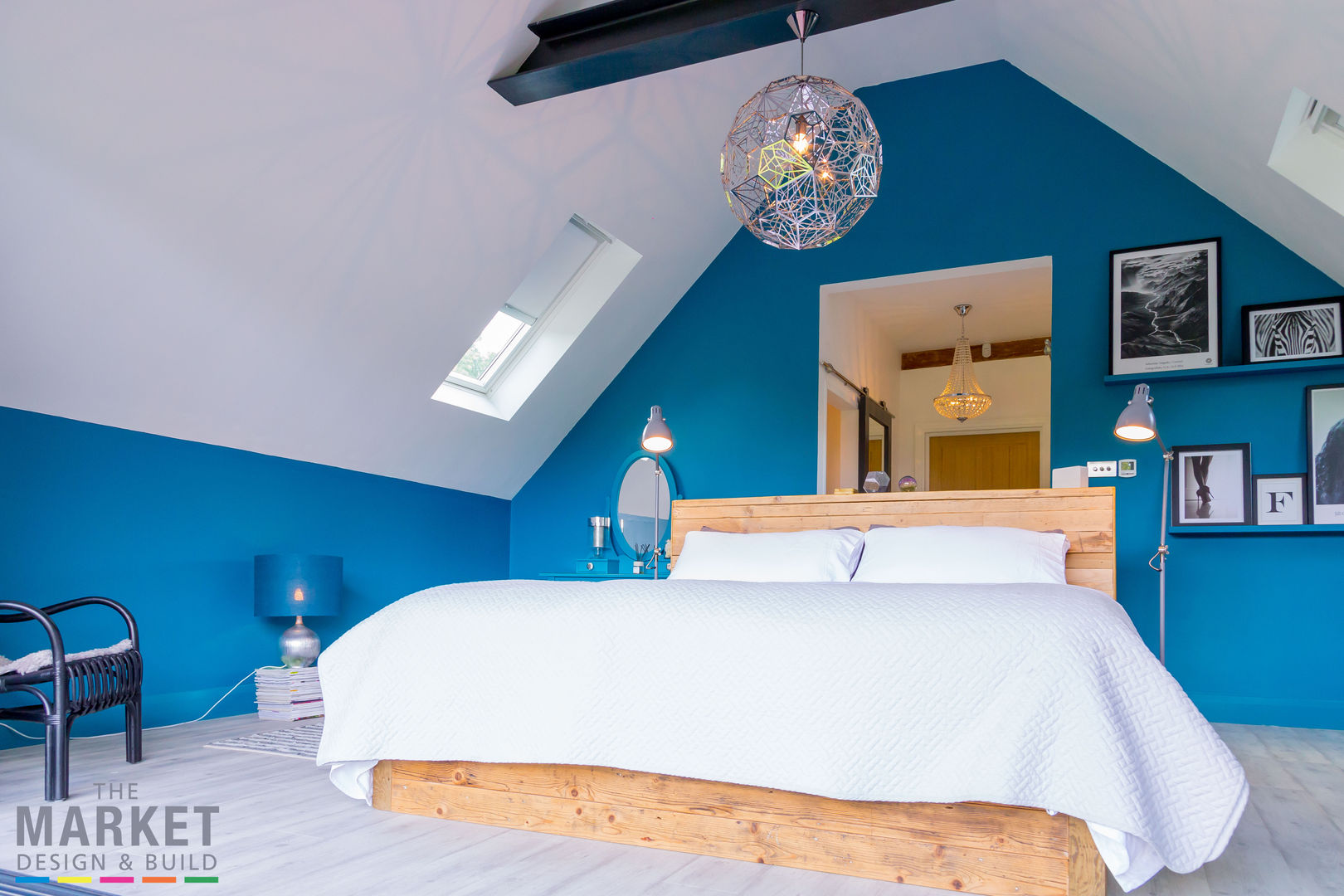 Pop of blue to wake up to... The Market Design & Build Cuartos de estilo moderno