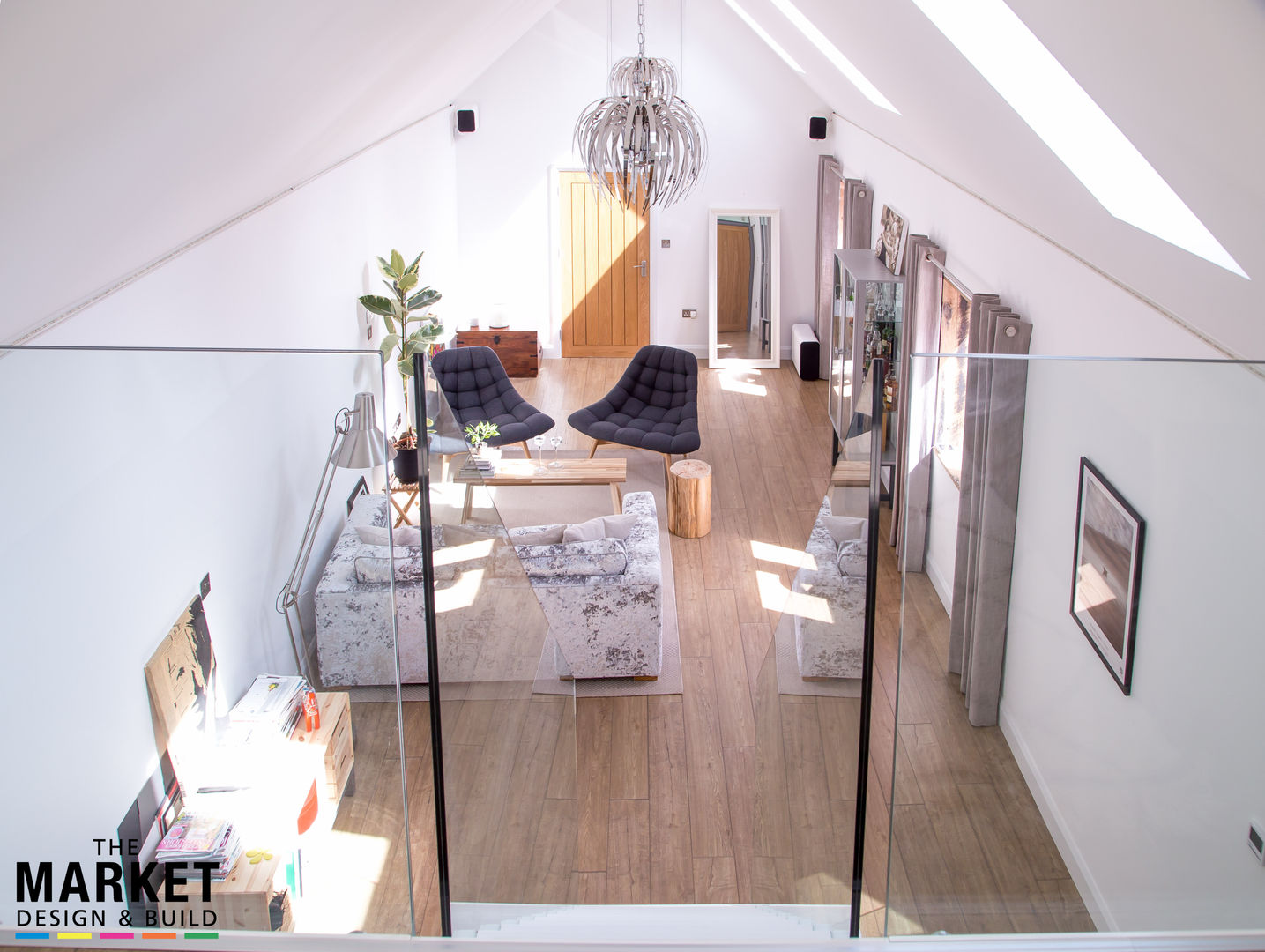 Vital extra space from a cool mezzanine The Market Design & Build غرفة المعيشة